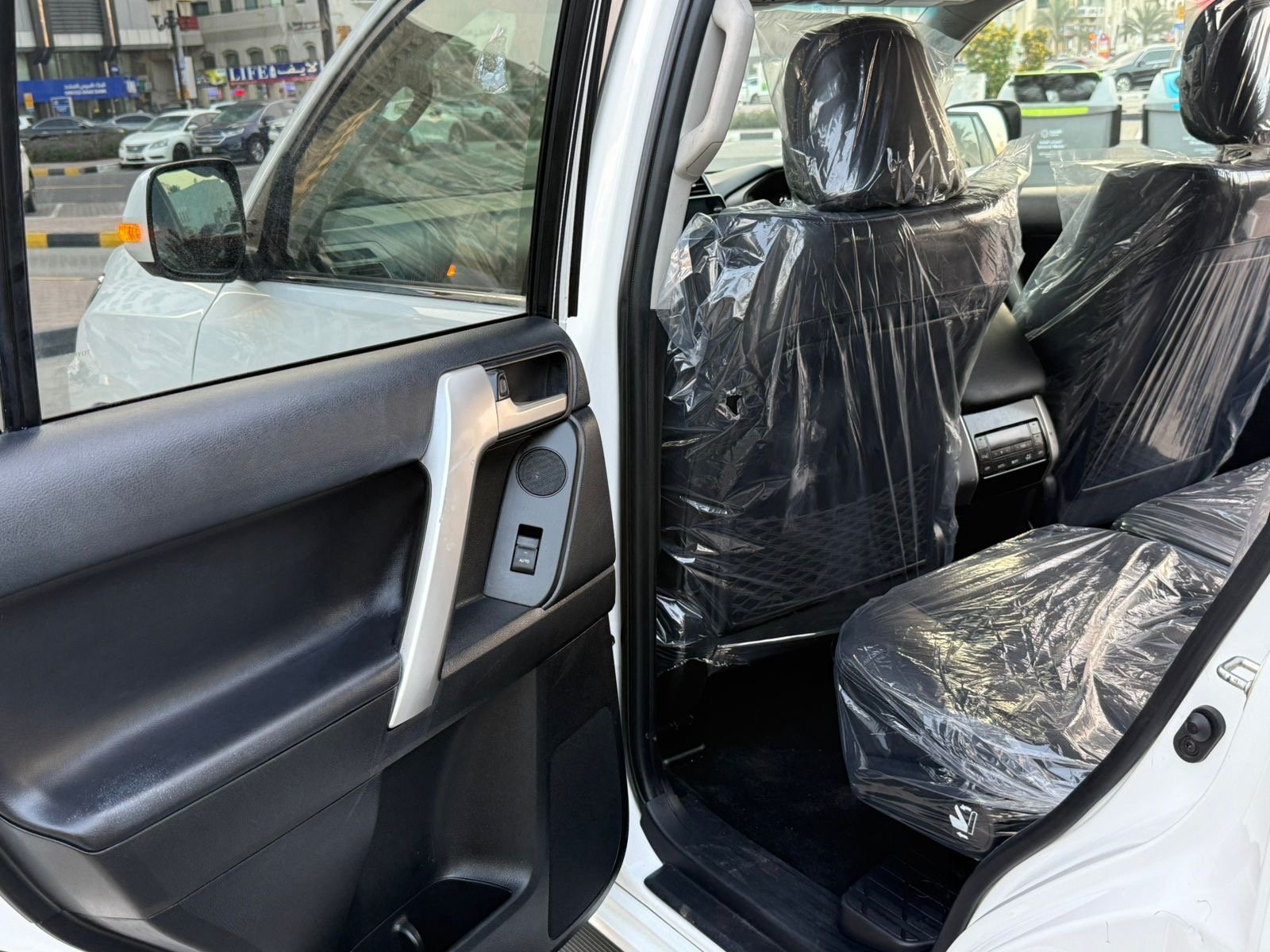 Land  Cruiser Prado VX 2022 White image